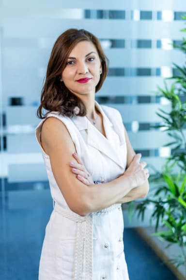 Foto profesional del miembro del equipo Raluca Gheorghe, Directora de Marketing en UP2DATE SOFTWARE