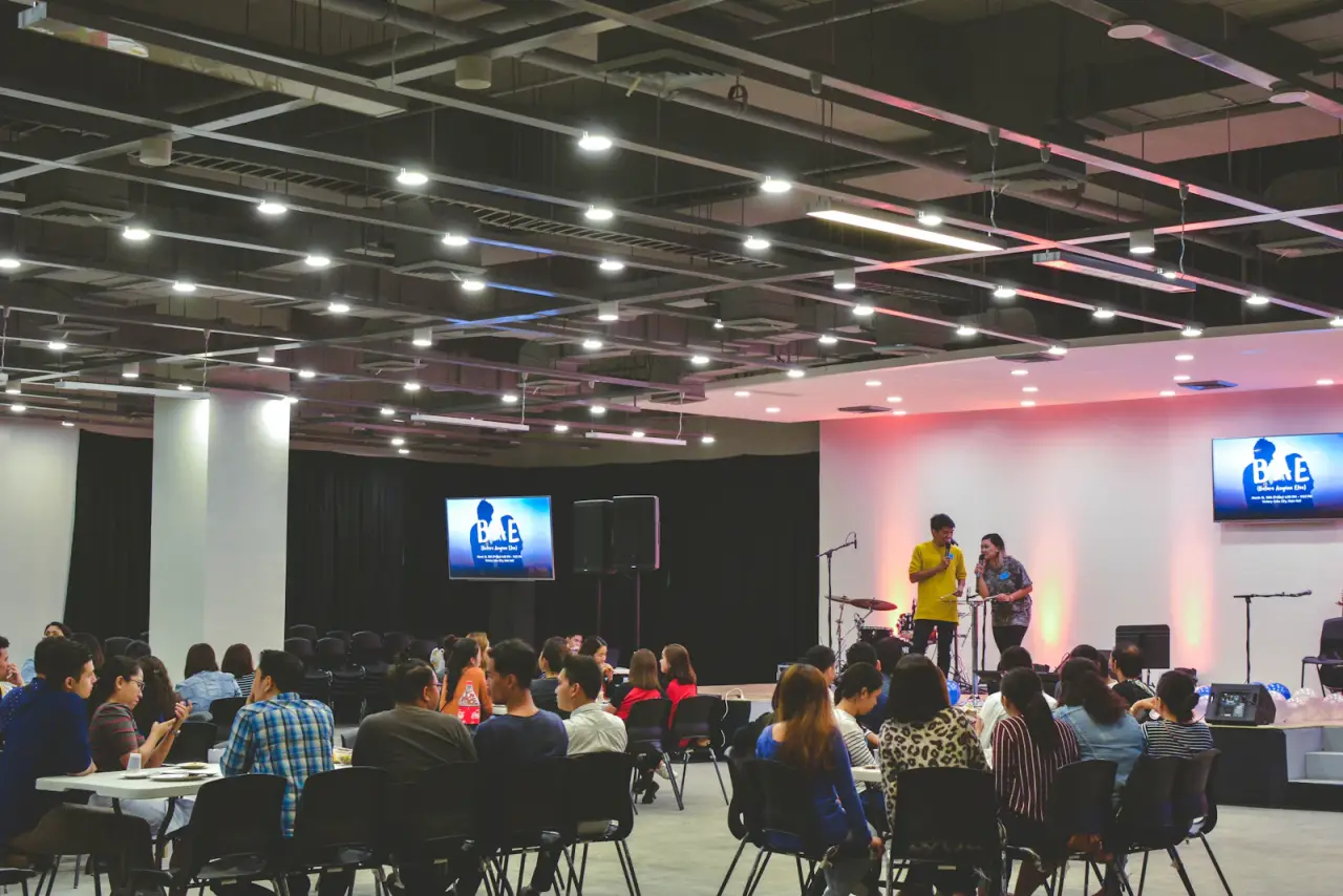 Estudiantes asistiendo a una clase en el auditorio de una universidad