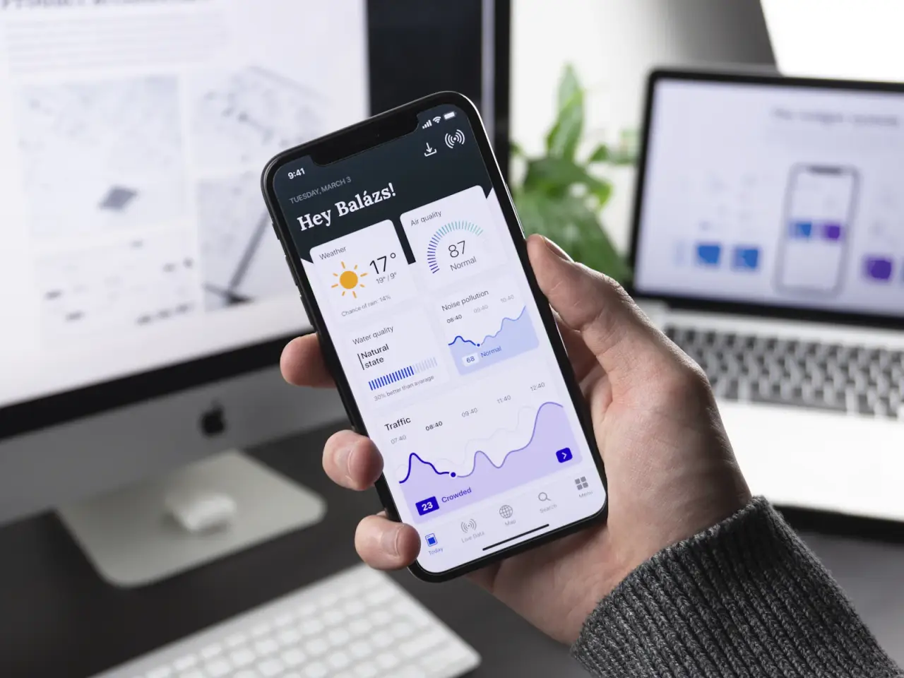 Desarrollador trabajando en una app móvil React Native entre un iPhone y un móvil Android