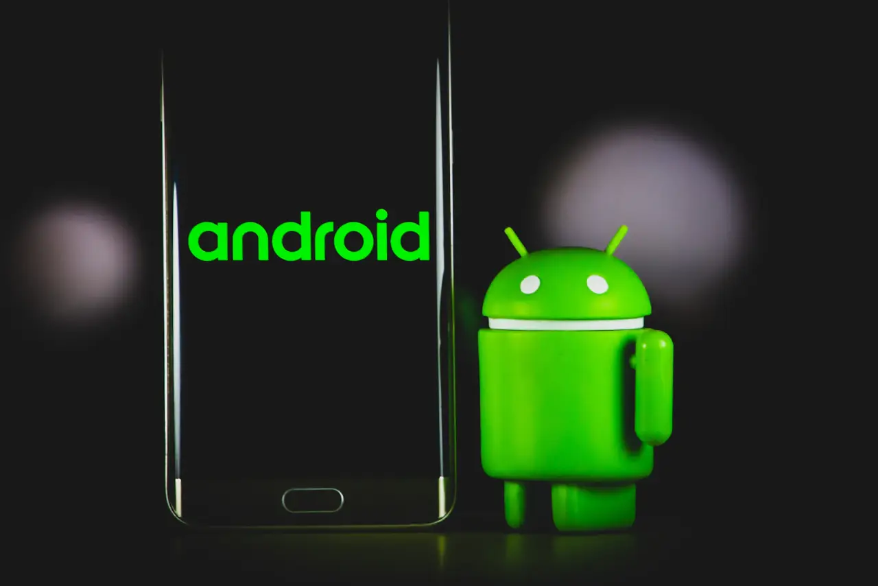 Varios smartphones y tablets Android mostrando una app móvil en marcha